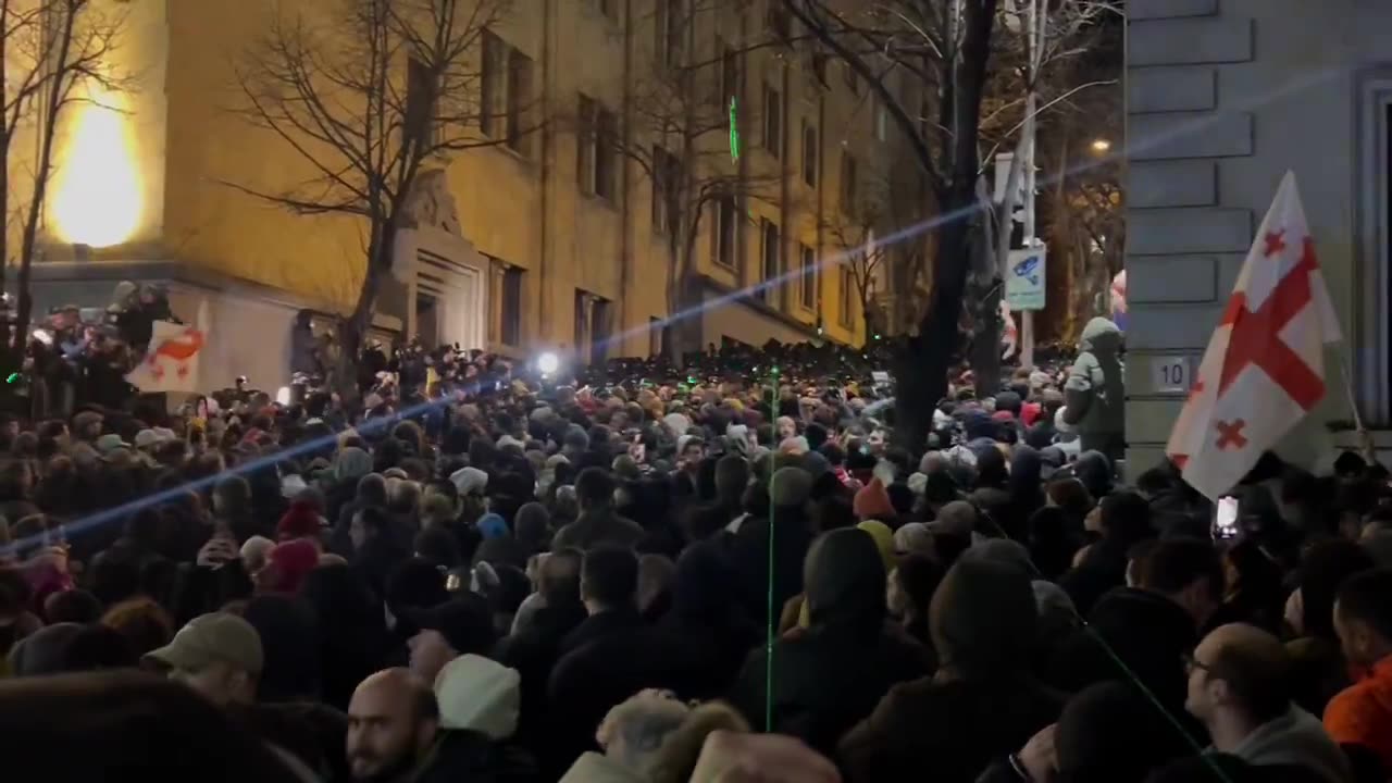 Situation is still tense on the right side of the parliament, police are flashing a strong light against protesters as they flash green lasers at the police. People keep chanting “Russians”