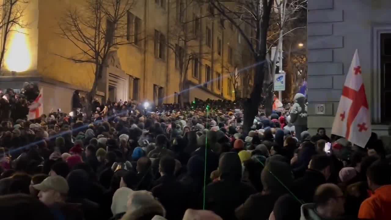 Situation is still tense on the right side of the parliament, police are flashing a strong light against protesters as they flash green lasers at the police. People keep chanting “Russians”