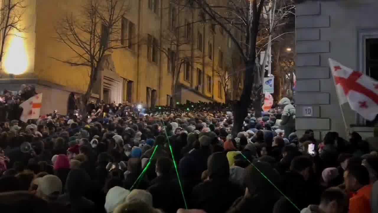 Situation is still tense on the right side of the parliament, police are flashing a strong light against protesters as they flash green lasers at the police. People keep chanting “Russians”