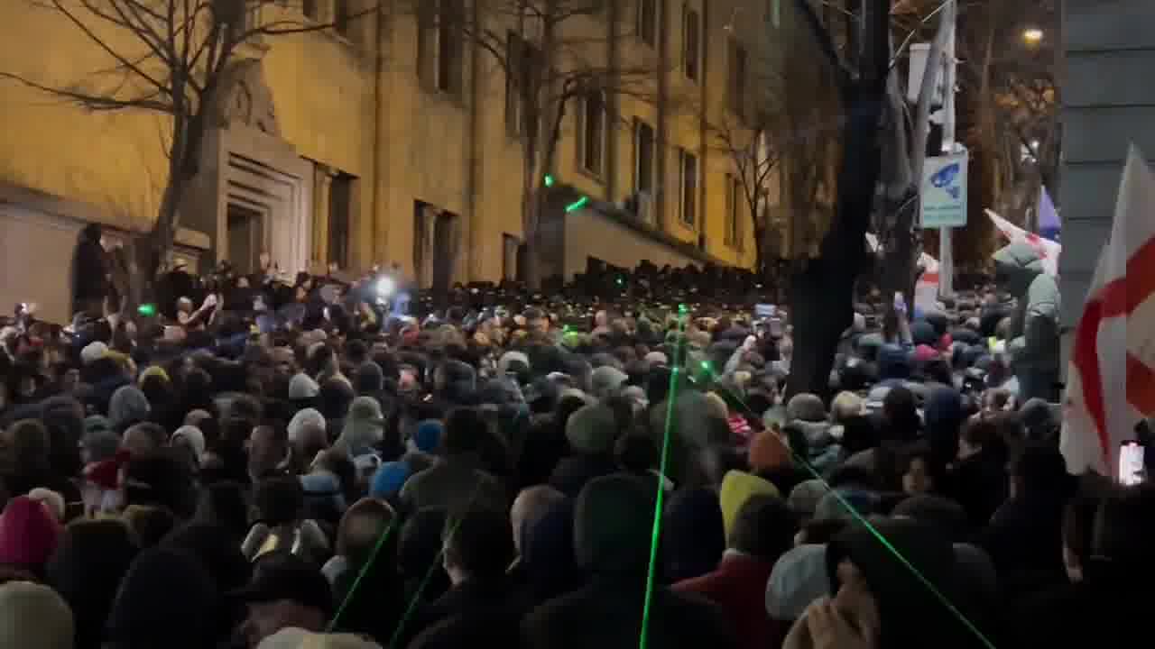 Situation is still tense on the right side of the parliament, police are flashing a strong light against protesters as they flash green lasers at the police. People keep chanting “Russians”