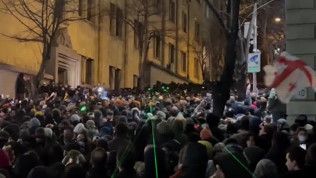 Situation is still tense on the right side of the parliament, police are flashing a strong light against protesters as they flash green lasers at the police. People keep chanting “Russians”