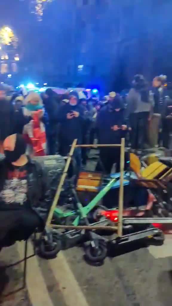 Protesters are not leaving and are erecting barricades on Rustaveli avenue and bracing for another cruel wave of dispersal with water cannons and allegedly gas spray, or some kind of chemical irritant. video: Nini Gabritchidze/civil.ge