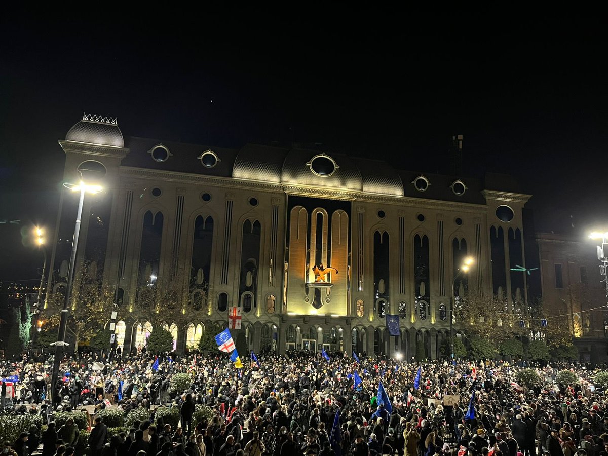 Protesten tegen de stopgezette toetreding van Georgië tot de EU zijn hun tweede dag ingegaan. Er vinden niet alleen demonstraties plaats in Tbilisi, maar ook in meerdere regio's. De oproerpolitie is massaal gemobiliseerd bij het Georgische parlementsgebouw na de brute uiteendrijving van gisteravond