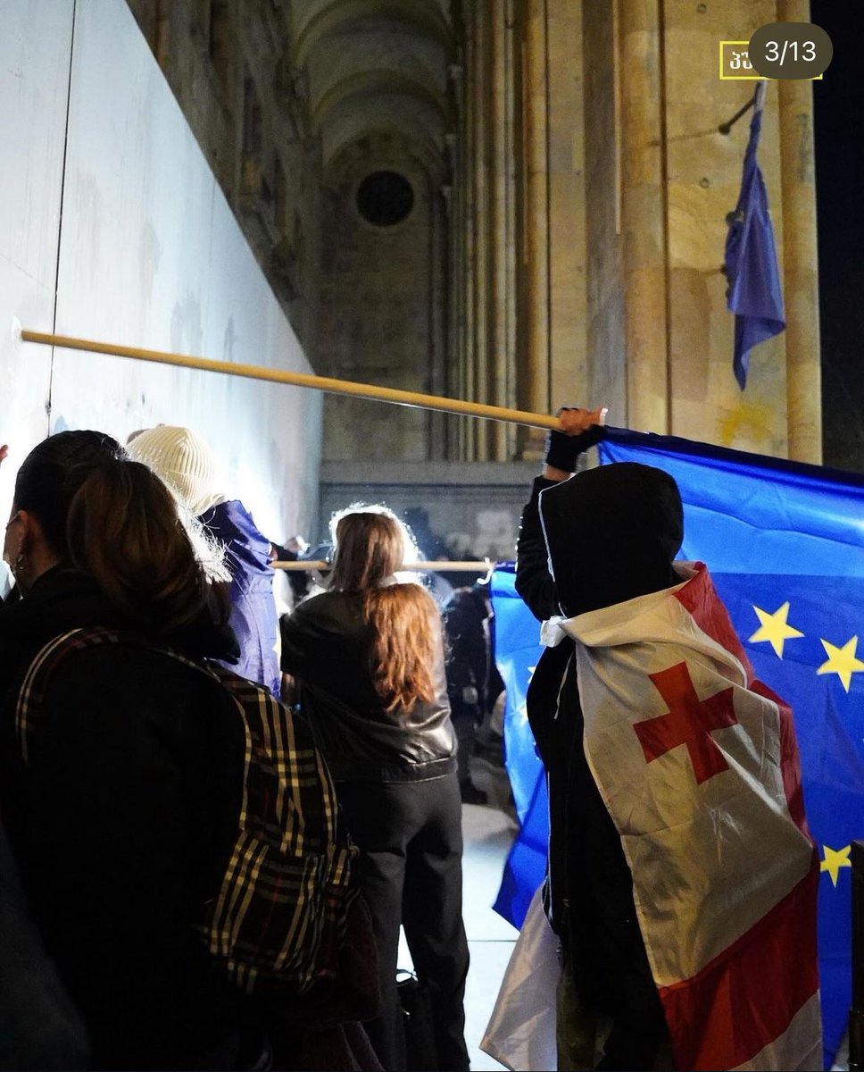 Protesten tegen de stopgezette toetreding van Georgië tot de EU zijn hun tweede dag ingegaan. Er vinden niet alleen demonstraties plaats in Tbilisi, maar ook in meerdere regio's. De oproerpolitie is massaal gemobiliseerd bij het Georgische parlementsgebouw na de brute uiteendrijving van gisteravond