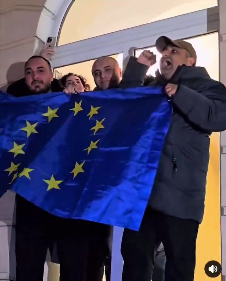 De mensen in Batumi klommen het stadhuis/de stadsvergadering binnen en maakten het weer Europees.