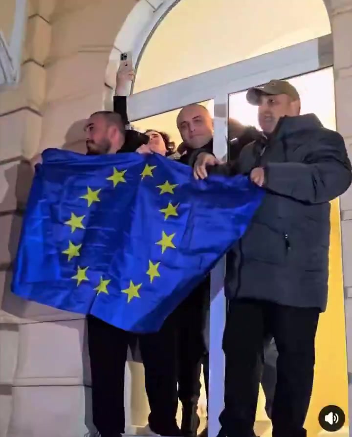 De mensen in Batumi klommen het stadhuis/de stadsvergadering binnen en maakten het weer Europees.