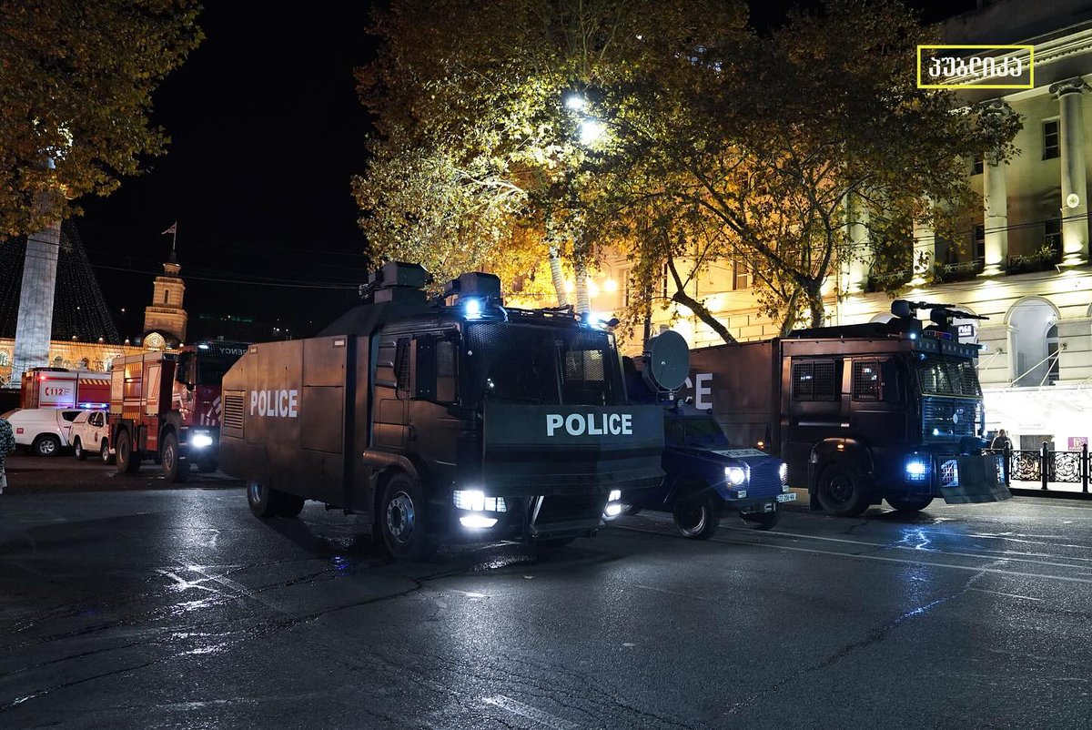 Waterkanonnen en oproerpolitie werden ingezet op het Vrijheidsplein. Voor het parlement protesteren burgers tegen het besluit van Georgian Dream om de onderhandelingen over de toetreding tot de EU te staken.