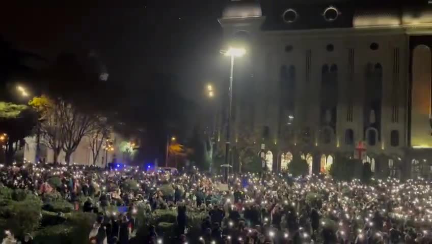 Bugün Gürcistan Parlamentosu önündeki sahneler, hükümet karşıtı kitlesel protestoların devam ettiği yer