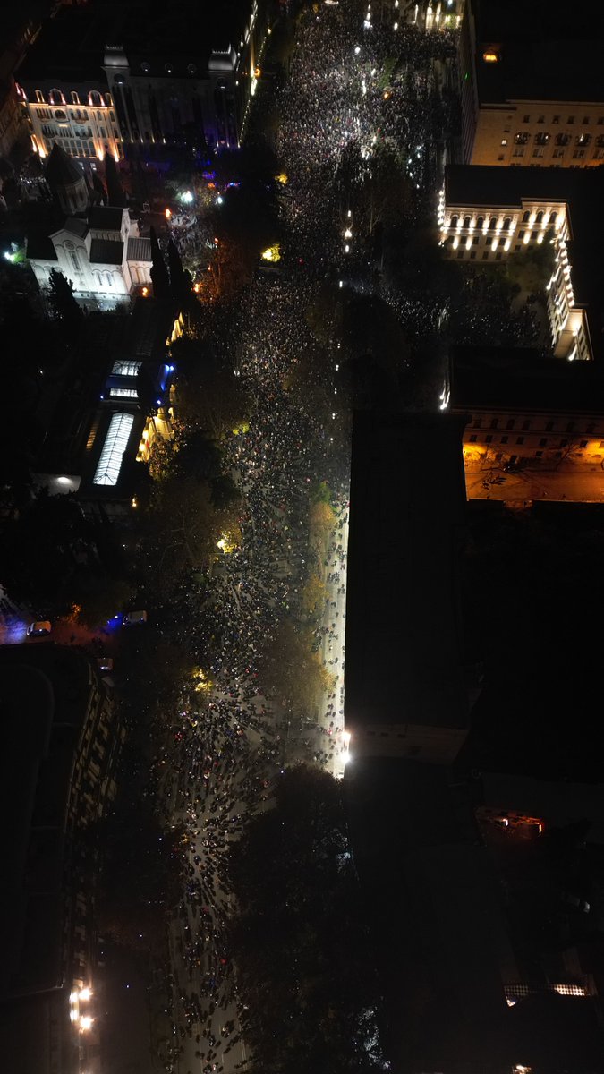 Bir drone fotoğrafı, Tiflis'in Rustaveil Caddesi'nin büyük bir bölümünün şu anda protestocular tarafından kaplandığını gösteriyor. Fotoğraf: Vano Gorgishvili