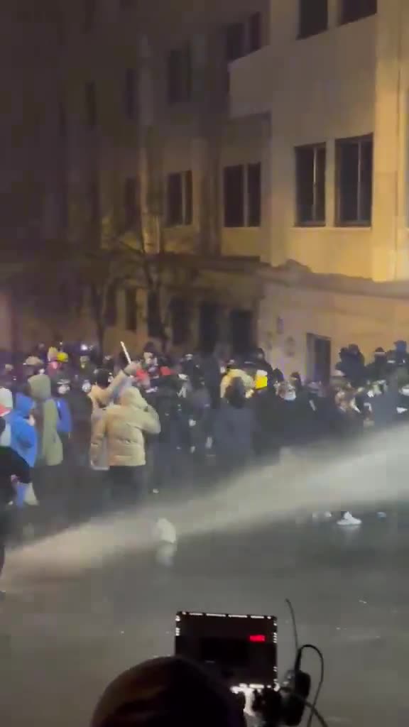 Tbilisi: De politie begon de demonstratie te verspreiden met waterkanonnen. De MIA verklaarde dat als het geweld van de deelnemers aan de demonstratie niet stopt, ze gedwongen zullen worden om alle speciale maatregelen te nemen om de demonstratie te beëindigen. Met 'alle middelen' bedoelen ze rubberkogels