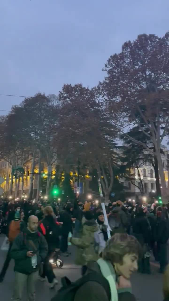 Bij zonsopgang, nadat de politie Rustaveli Avenue van demonstranten had gezuiverd, trokken burgers zich terug naar de Tbilisi State University. De omgeving is geblokkeerd. De demonstranten roepen mensen op om niet naar hun werk te gaan, maar om zich bij hen aan te sluiten. Video: Gigi Kobakhidze/Civil.ge