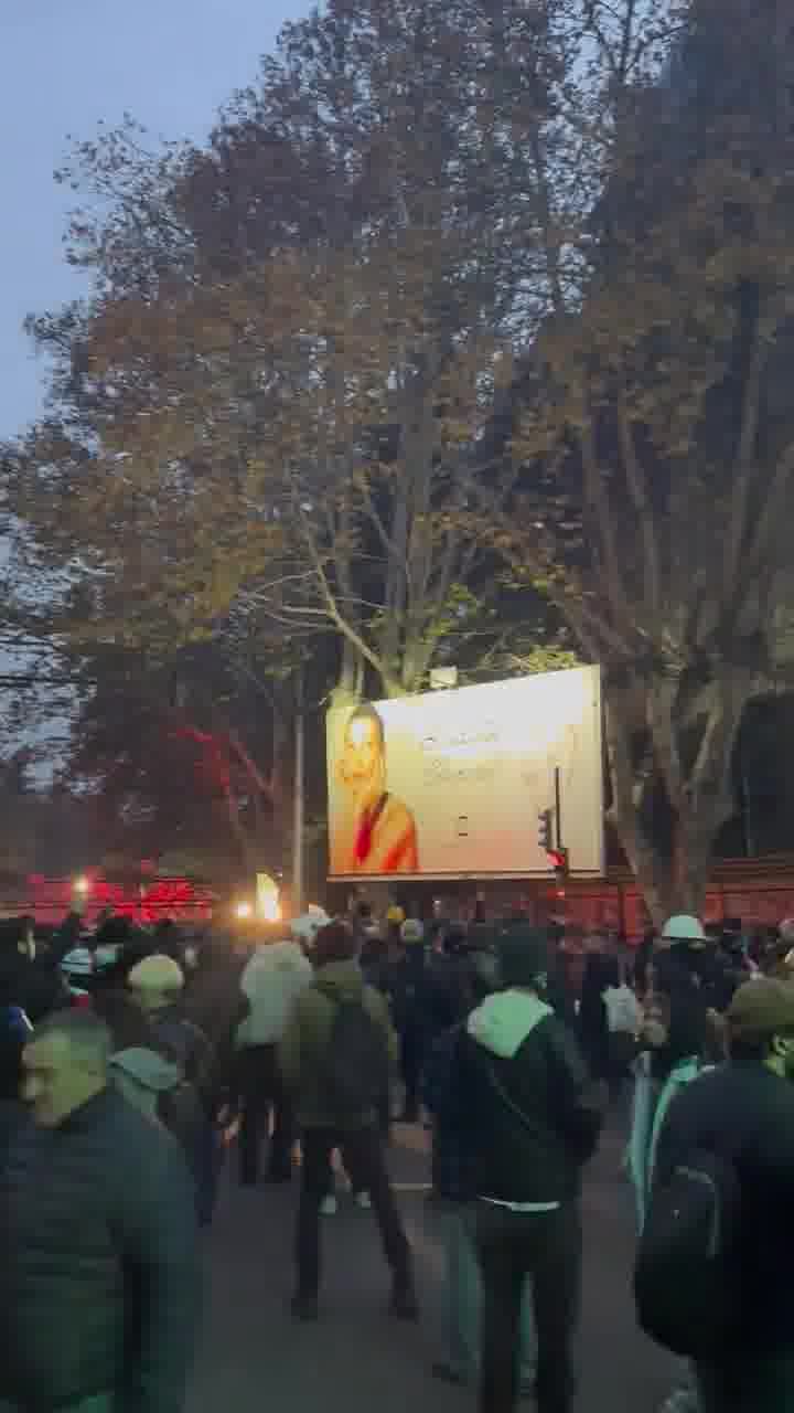 Bij zonsopgang, nadat de politie Rustaveli Avenue van demonstranten had gezuiverd, trokken burgers zich terug naar de Tbilisi State University. De omgeving is geblokkeerd. De demonstranten roepen mensen op om niet naar hun werk te gaan, maar om zich bij hen aan te sluiten. Video: Gigi Kobakhidze/Civil.ge