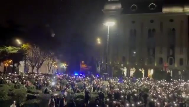 Voor de vierde dag en nacht op rij zijn demonstranten de straten van het land overspoeld, waaronder voor het parlement van het land in Tbilisi