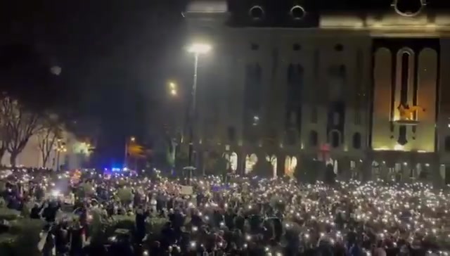 Voor de vierde dag en nacht op rij zijn demonstranten de straten van het land overspoeld, waaronder voor het parlement van het land in Tbilisi