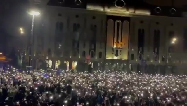 Voor de vierde dag en nacht op rij zijn demonstranten de straten van het land overspoeld, waaronder voor het parlement van het land in Tbilisi