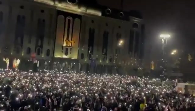 Voor de vierde dag en nacht op rij zijn demonstranten de straten van het land overspoeld, waaronder voor het parlement van het land in Tbilisi