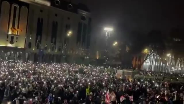 Voor de vierde dag en nacht op rij zijn demonstranten de straten van het land overspoeld, waaronder voor het parlement van het land in Tbilisi