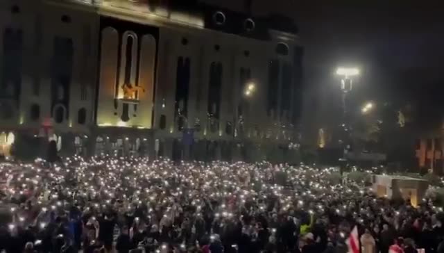 Voor de vierde dag en nacht op rij zijn demonstranten de straten van het land overspoeld, waaronder voor het parlement van het land in Tbilisi