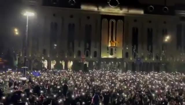 Voor de vierde dag en nacht op rij zijn demonstranten de straten van het land overspoeld, waaronder voor het parlement van het land in Tbilisi