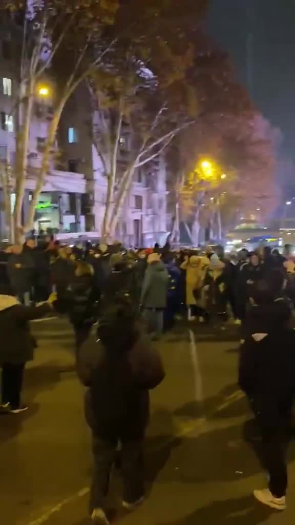 The demonstrators blocked traffic on Kostava Street in front of the public broadcaster's building, which leads to the city's main transport hub. They had set a deadline of 19:30 for the station's management to meet with them. Photo: Otto Kantaria