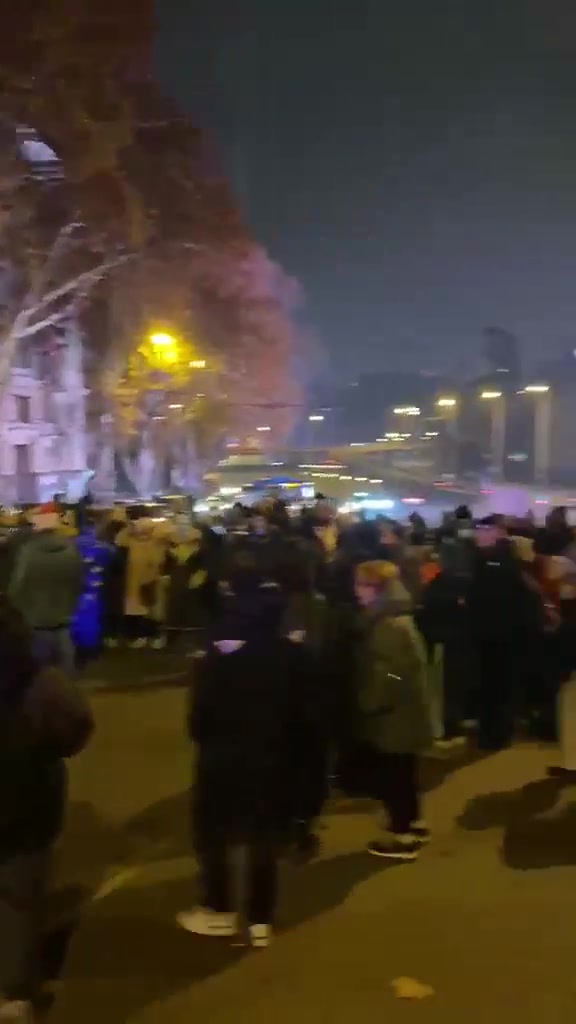 De demonstranten blokkeerden het verkeer op de Kostavastraat voor het gebouw van de publieke omroep, dat naar het belangrijkste transportknooppunt van de stad leidt. Ze hadden een deadline van 19:30 uur gesteld voor de directie van het station om met hen te vergaderen. Foto: Otto Kantaria