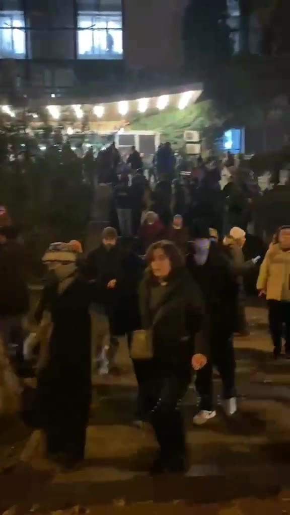 De demonstranten blokkeerden het verkeer op de Kostavastraat voor het gebouw van de publieke omroep, dat naar het belangrijkste transportknooppunt van de stad leidt. Ze hadden een deadline van 19:30 uur gesteld voor de directie van het station om met hen te vergaderen. Foto: Otto Kantaria