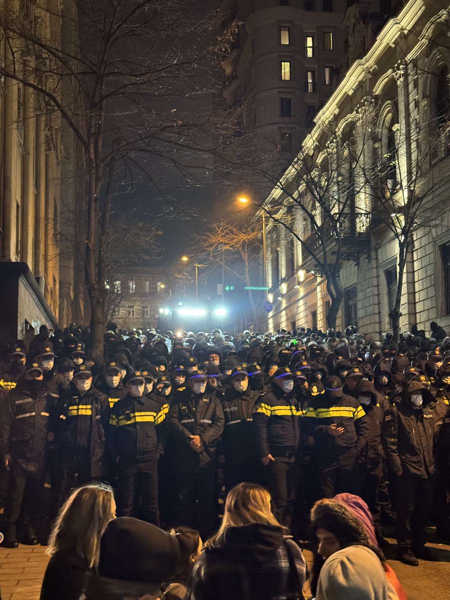 Police units have appeared near the Parliament, and 2 water cannon vehicles have also been mobilized