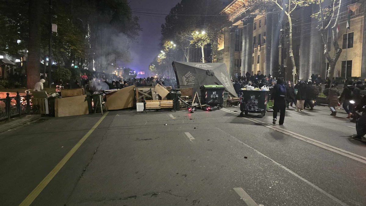 Riot police are again issuing warnings and appear to be starting a major dispersal operation on Rustaveli Avenue. Protesters again get ready by setting up barricades