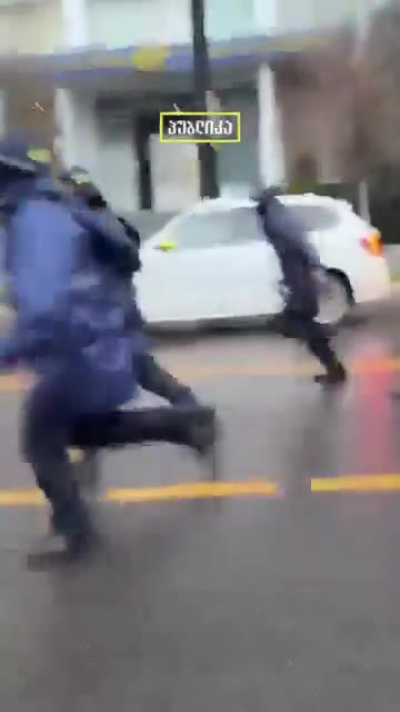 Ketvirtą naktį protestuotojai praleido Rustaveli prospekte Tbilisyje. Riaušių policija anksti ryte, apie 7 val., pradėjo išvaikyti minią ašarinėmis dujomis ir vijosi demonstrantus 4 km.