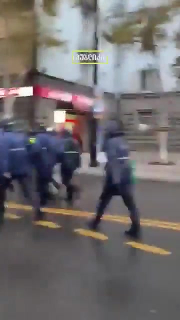 Ketvirtą naktį protestuotojai praleido Rustaveli prospekte Tbilisyje. Riaušių policija anksti ryte, apie 7 val., pradėjo išvaikyti minią ašarinėmis dujomis ir vijosi demonstrantus 4 km.