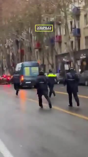 Ketvirtą naktį protestuotojai praleido Rustaveli prospekte Tbilisyje. Riaušių policija anksti ryte, apie 7 val., pradėjo išvaikyti minią ašarinėmis dujomis ir vijosi demonstrantus 4 km.