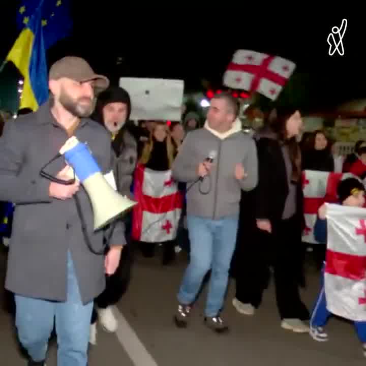 Hundreds of demonstrators have gathered in Zugdidi in western Georgia, calling on people to join their protest.