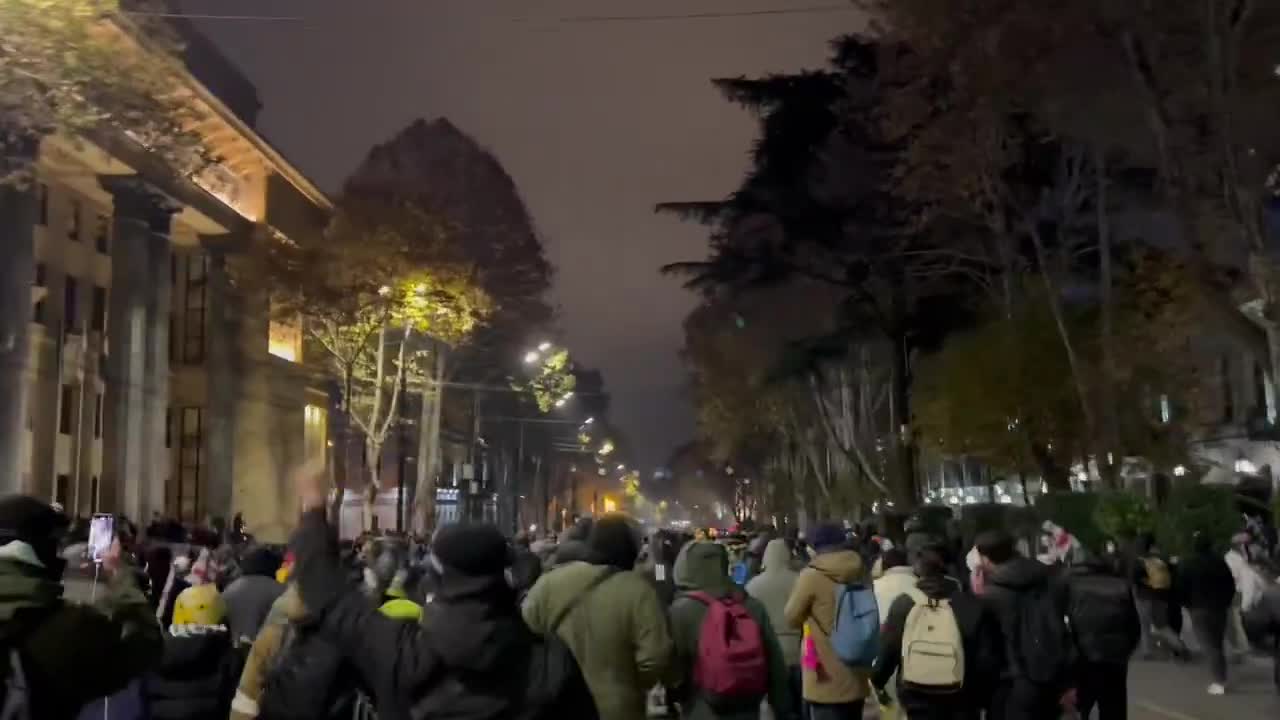 Protesters at the end of the Rustaveli ave are moving forward, closer to the parliament building