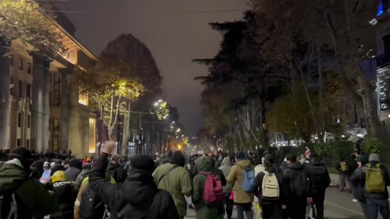 Protesters at the end of the Rustaveli ave are moving forward, closer to the parliament building