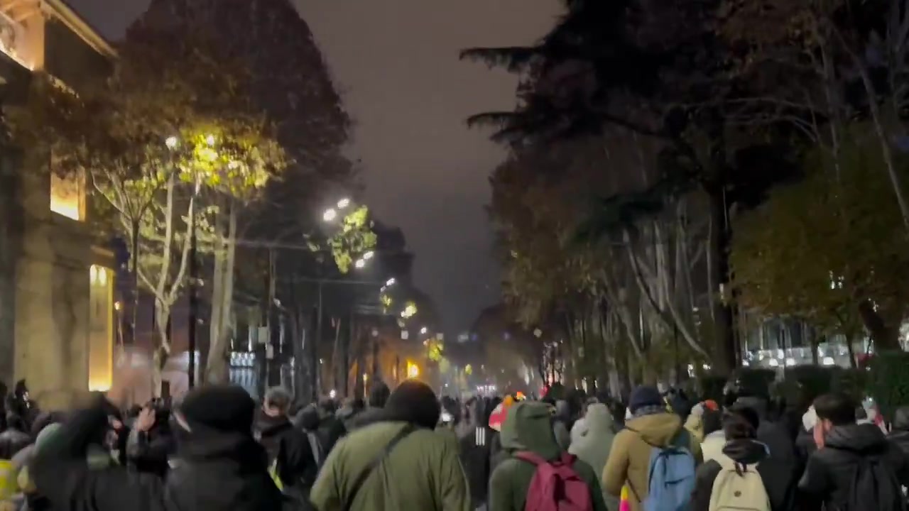 Protesters at the end of the Rustaveli ave are moving forward, closer to the parliament building