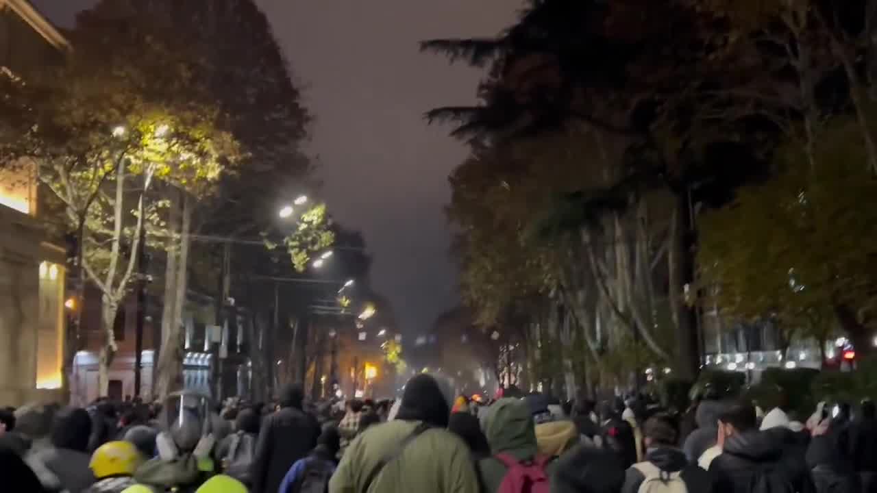 Protesters at the end of the Rustaveli ave are moving forward, closer to the parliament building