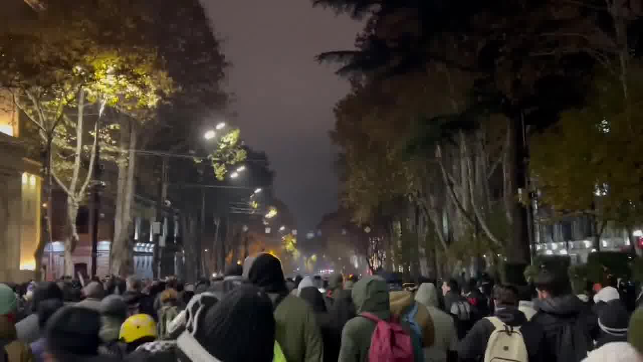 Protesters at the end of the Rustaveli ave are moving forward, closer to the parliament building