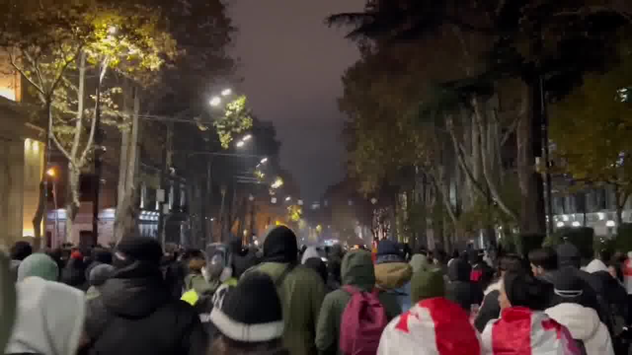 Protesters at the end of the Rustaveli ave are moving forward, closer to the parliament building