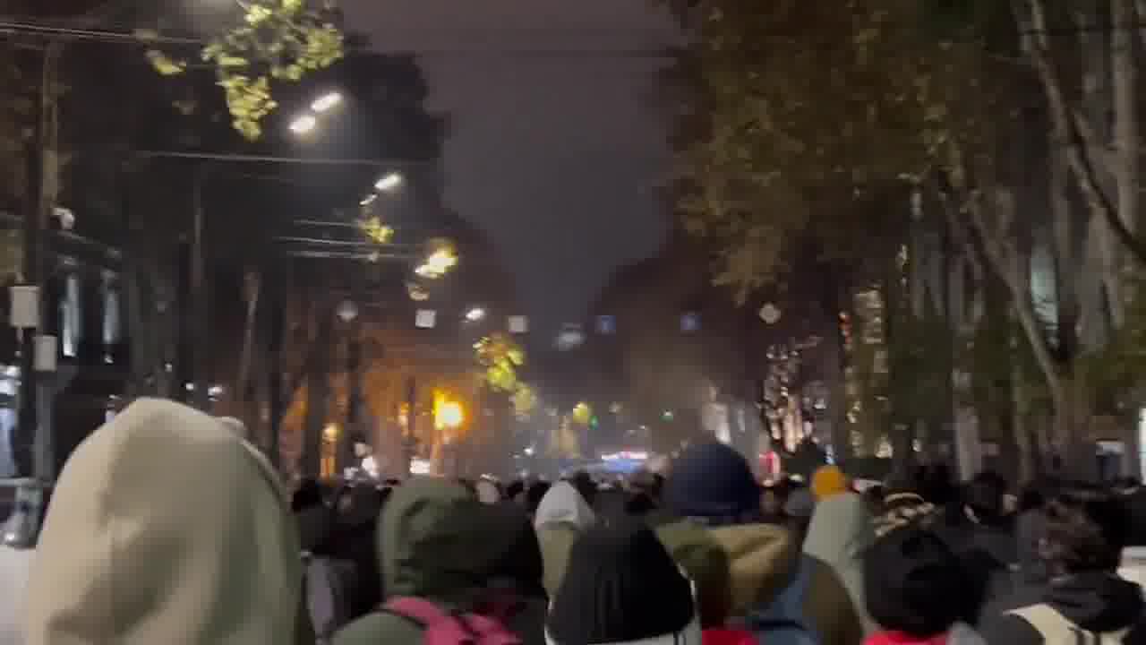 Protesters at the end of the Rustaveli ave are moving forward, closer to the parliament building