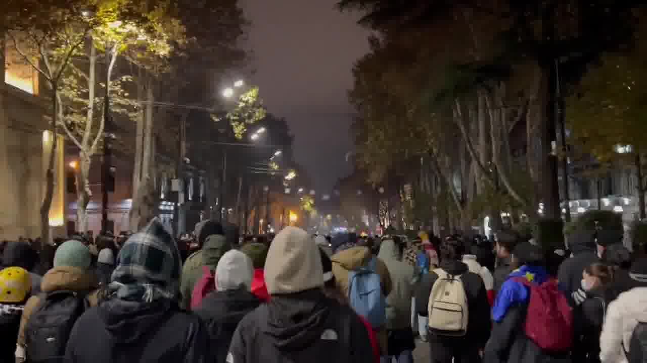 Protesters at the end of the Rustaveli ave are moving forward, closer to the parliament building