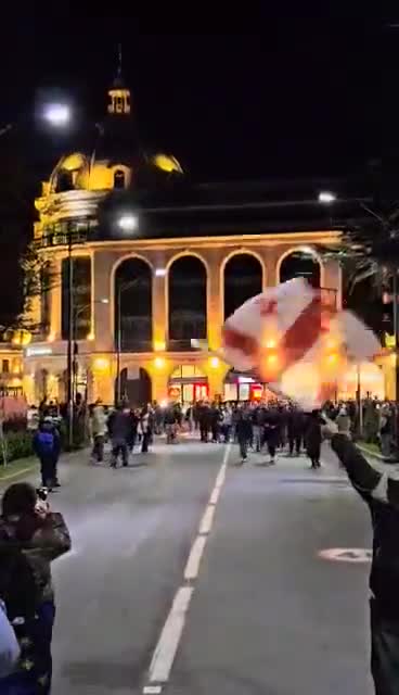 Another day of protests in Kutaisi, western Georgia, where demonstrators blocked traffic in central streets. Video shows students from Kutaisi International University, founded in 2020 by GD leader Bidzina Ivanishvili, joining rally after going on strike. Iliko Natsvaladze