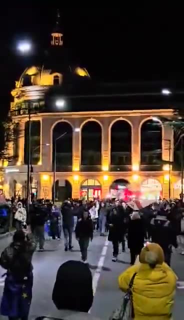 Another day of protests in Kutaisi, western Georgia, where demonstrators blocked traffic in central streets. Video shows students from Kutaisi International University, founded in 2020 by GD leader Bidzina Ivanishvili, joining rally after going on strike. Iliko Natsvaladze