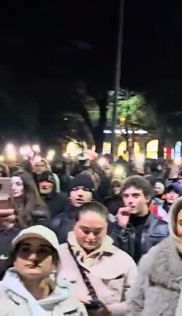 Another day of protests in Kutaisi, western Georgia, where demonstrators blocked traffic in central streets. Video shows students from Kutaisi International University, founded in 2020 by GD leader Bidzina Ivanishvili, joining rally after going on strike. Iliko Natsvaladze