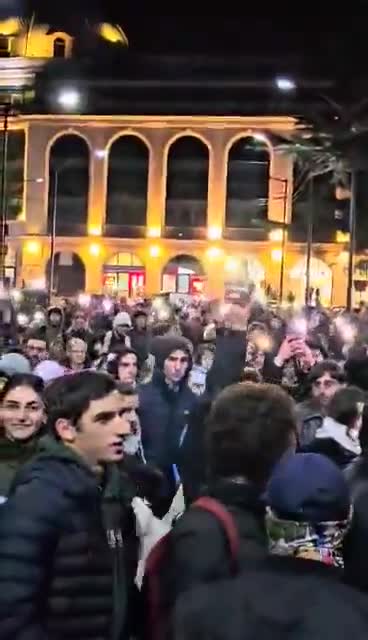 Another day of protests in Kutaisi, western Georgia, where demonstrators blocked traffic in central streets. Video shows students from Kutaisi International University, founded in 2020 by GD leader Bidzina Ivanishvili, joining rally after going on strike. Iliko Natsvaladze