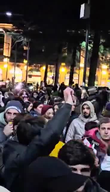 Another day of protests in Kutaisi, western Georgia, where demonstrators blocked traffic in central streets. Video shows students from Kutaisi International University, founded in 2020 by GD leader Bidzina Ivanishvili, joining rally after going on strike. Iliko Natsvaladze