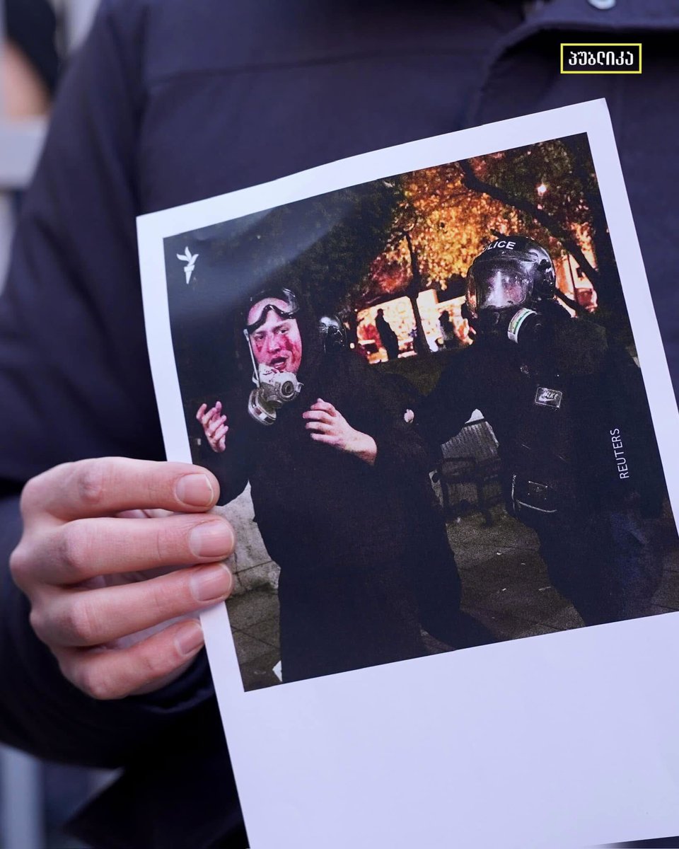 A group of Georgians have assembled outside a police department in Tbilisi’s Dighomi District to express solidarity with detained protesters reportedly still held there, and to call for their release