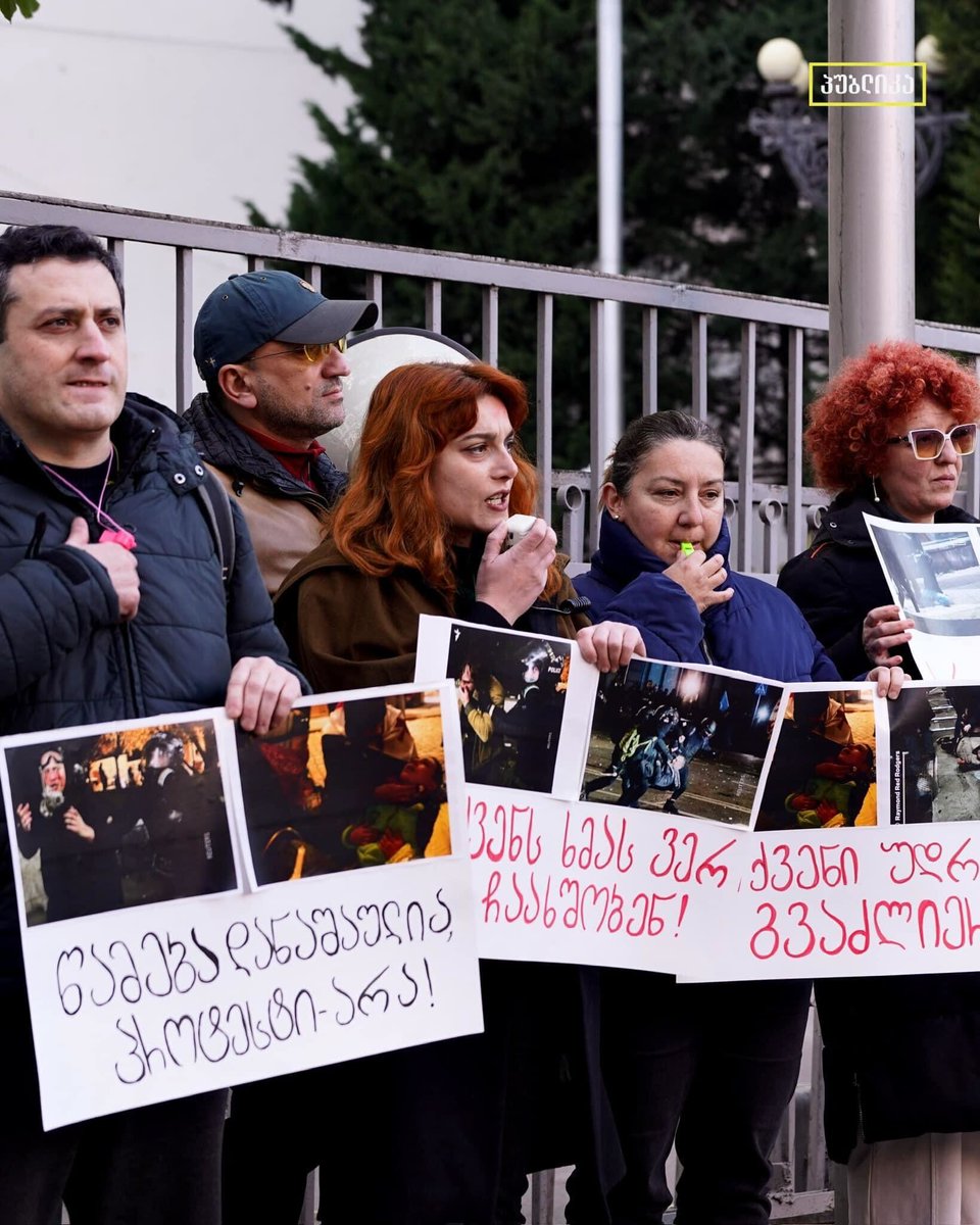 A group of Georgians have assembled outside a police department in Tbilisi’s Dighomi District to express solidarity with detained protesters reportedly still held there, and to call for their release