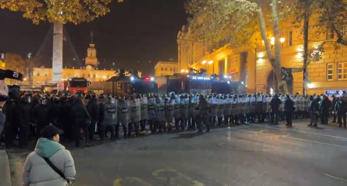 Die Bereitschaftspolizei hat sich auf dem Freiheitsplatz aufgestellt, was normalerweise ein Zeichen dafür ist, dass sie sich auf den Vormarsch vorbereitet, das Parlamentsgelände sichert und die Demonstranten zurückdrängt.