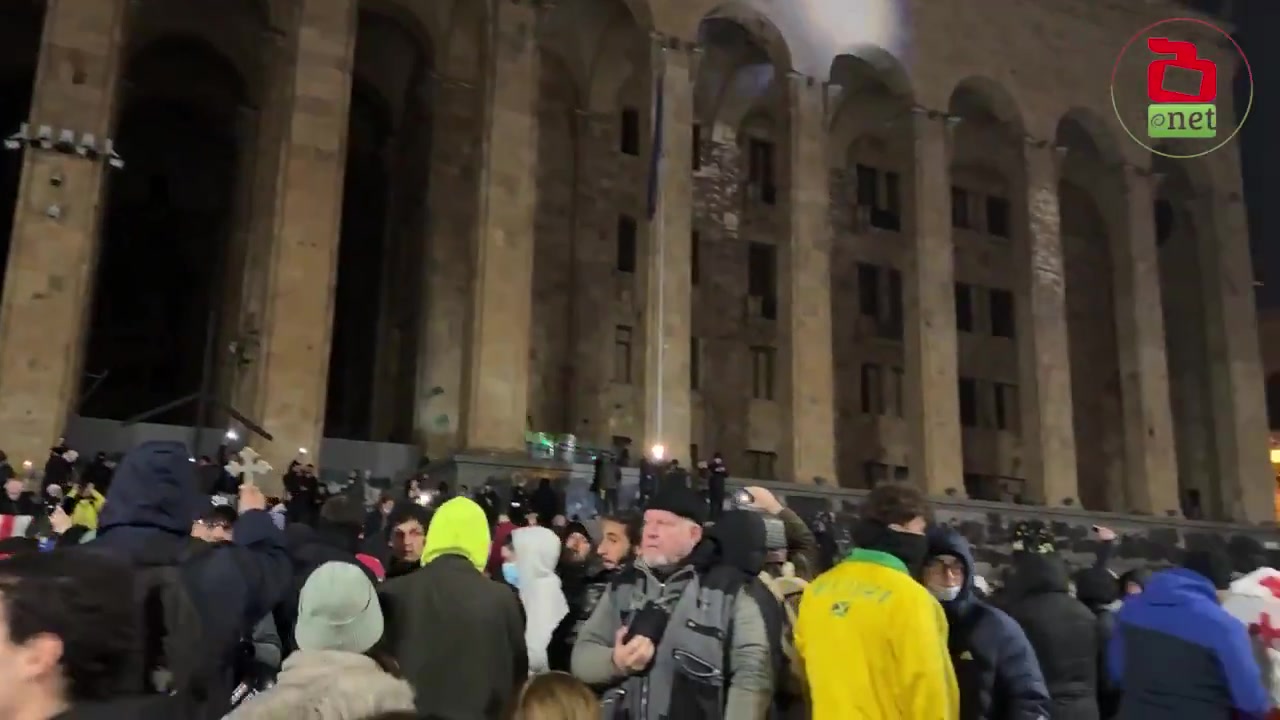 21:30, 5 de diciembre - Tbilisi: Las protestas continúan en Georgia por octava noche consecutiva, desencadenadas por la decisión de GD de detener las negociaciones con la UE. Más de 300 personas han sido detenidas, y casi la mitad de ellas han resultado heridas. Los manifestantes exigen la liberación de los detenidos y la celebración de nuevas elecciones