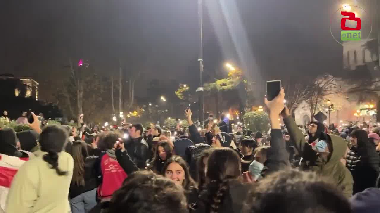 21:30, 5 de diciembre - Tbilisi: Las protestas continúan en Georgia por octava noche consecutiva, desencadenadas por la decisión de GD de detener las negociaciones con la UE. Más de 300 personas han sido detenidas, y casi la mitad de ellas han resultado heridas. Los manifestantes exigen la liberación de los detenidos y la celebración de nuevas elecciones